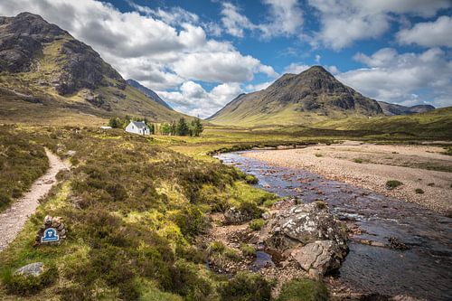Lagangarbh Hut aan de Coupall rivier met Stob Coire Raineach (925 m),