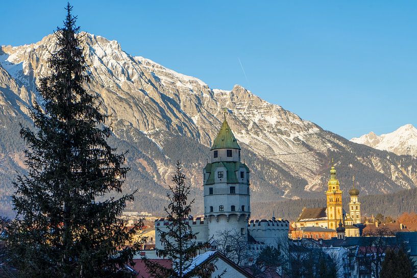 Vue de la ville de Hall in Tirol avec les montagnes de Karwendel en Autriche par Animaflora PicsStock