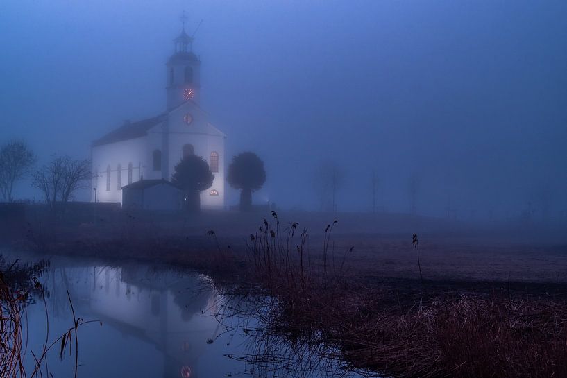 Die weiße Kirche von Simonshaven im Nebel von Annemieke Klijn