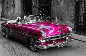 lila Oldtimer in Altstadt Gasse von Havanna Kuba