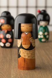 Petites poupées traditionnelles japonaises en bois kokeshi sur Frans Rombout