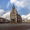 Altes Rathaus in der Innenstadt von Gouda, Niederlande von Joost Adriaanse