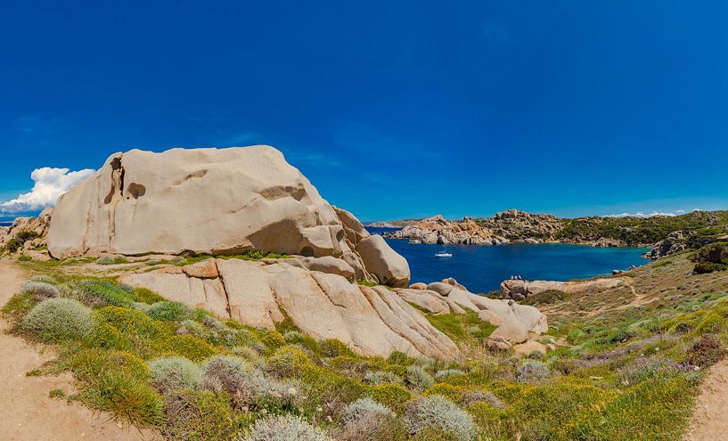 Formations rocheuses sauvages de Capo Testa avec la baie de Cala Spinosa, Santa Teresa Gallura, Sardaigne, Italie par Rene van der Meer