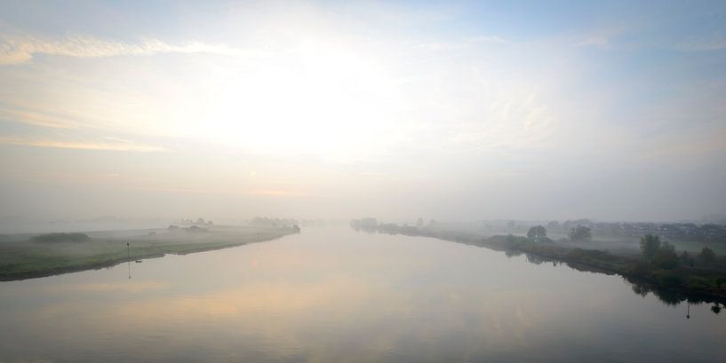 Zonsopkomst boven de rivier de IJssel en de uiterwaarden van Sjoerd van der Wal