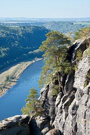 Blick auf den Fluss Elbe im Elbsandsteingebirge von Heiko Kueverling