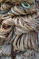 Grote gebruikte touwen voor de scheepvaart drogen