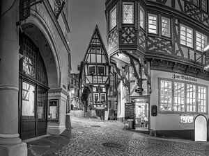 Schiefes Haus in Bernkastel Kues in schwarz-weiß