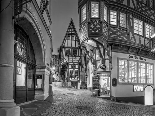 Scheef huis in Bernkastel Kues in zwart-wit