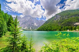 Der Pragser Wildsee oder Lago di Braies in den Dolomiten im Frühling
