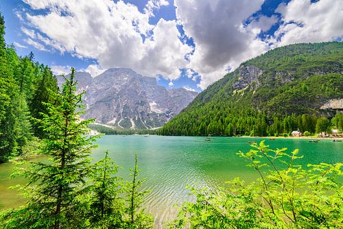 Pragser Wildsee of Lago di Braies in de Dolomieten tijdens de lente
