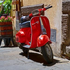 Roter Vespa-Roller in Cortona