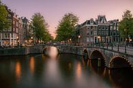 Zonsondergang in over de grachten in Amsterdam van Romy Oomen thumbnail