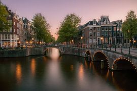 Sonnenuntergang über den Kanälen in Amsterdam von Romy Oomen