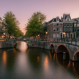 Sonnenuntergang über den Kanälen in Amsterdam von Romy Oomen