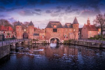 De koppelpoort van Amersfoort met bewolking in de avond. van Bart Ros