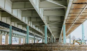 Unter der Brücke – Stahl, Linien & Perspektive