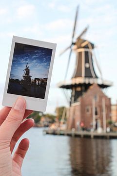 Polaroid foto van de molen 'De Adriaan' in Haarlem van Daphne Dorrestijn
