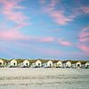 Strandhaus an der niederländischen Seeküste bei Sonnenuntergang von Fotografiecor .nl