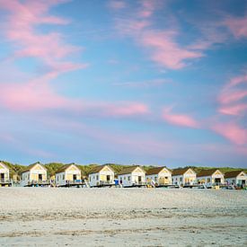 Strandhuisje langs de Nederlandse zeekust bij zonsondergang van Fotografiecor .nl