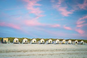 Strandhaus an der niederländischen Seeküste bei Sonnenuntergang