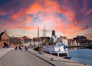 Blick auf die Altstadt von Wismar mit Hafen an der Ostsee Deutschland