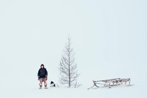 Nenet met hond en slee in Siberië