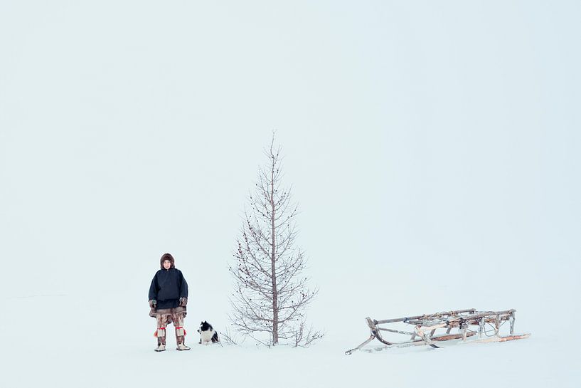 Nenet mit Hund und Schlitten in Sibirien von Milene van Arendonk