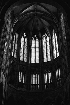 Gotische Ramen in Schaduw Monumentale Stilte van Mont Saint-Michel