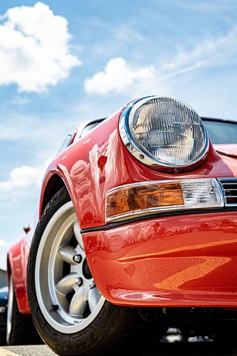 Rode Porsche nine-eleven kijkt omhoog in de zon