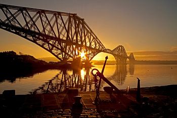 Zonsopgang, Forth Rail Bridge gezien vanuit North Queensferry, Fife,