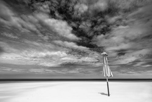 Wit strand op de Malediven. Zwart Wit
