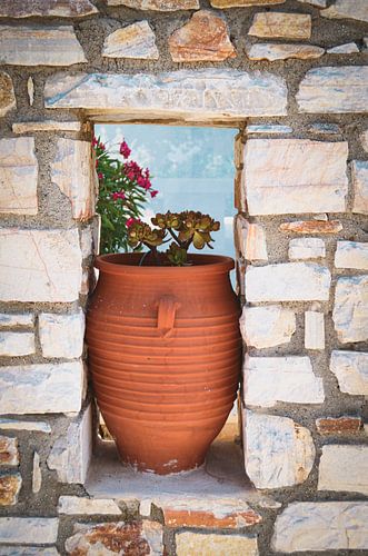 Een Grieks stilleven met uitzicht op zee