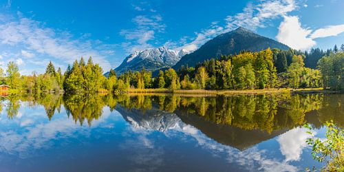 Herfstmagie bij de veenvijver - een weerspiegeling van de Allgäuer bergen