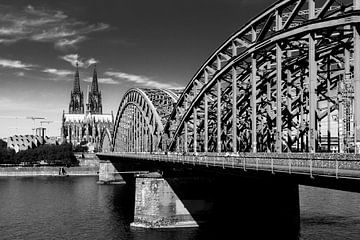 Keulen zwart-wit - Dom en Hohenzollernbrücke