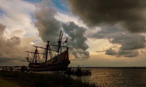 De Batavia voor anker bij zwaar weer