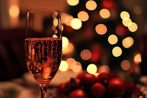 Fête de Noël avec coupe de champagne et lumières