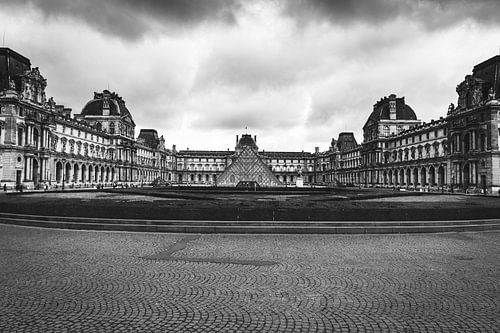 A deserted Louvre