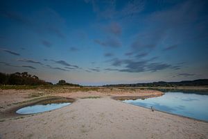 Zonsondergang Elbe rivier in Duitsland met flarde van wolke en reflectie van de blauwe lucht