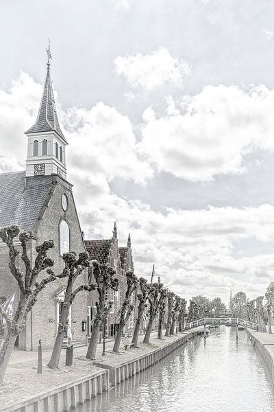 Kerk aan het kanaal in het dorp "Sloten"  in "Friesland" Nederland van Dick Jeukens