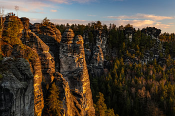 Felsen im Elbsandsteingebirge bei Sonnenaufgang