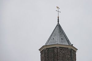 Gros plan sur la tour du château de Westhove dans la neige