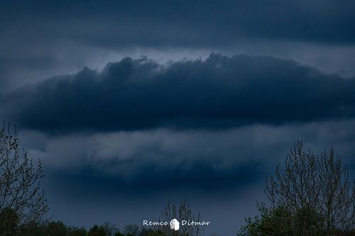 Nature's Kiss: Cloud Lips in the Sky