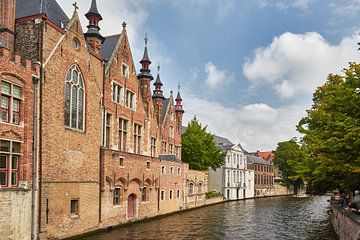 Kanaal in Brugge, in België van Jolene van den Berg