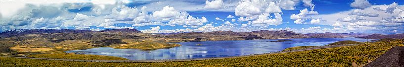 Panorma van een bergmeer op de hoogvlakte van het Andesgebergte, Peru van Rietje Bulthuis