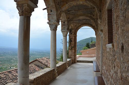 Schöne kleine Kirche in den Bergen von Mystras. von Floor Fotografie