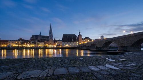 Skyline von Regensburg mit Dom und Steinerner Brücke zur blauen Stunde von Robert Ruidl