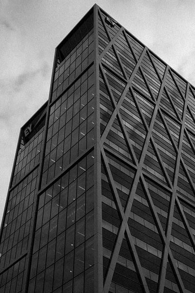 Een gebouw met kruizen en glas | Amsterdam | Reisfotografie Nederland van Dohi Media