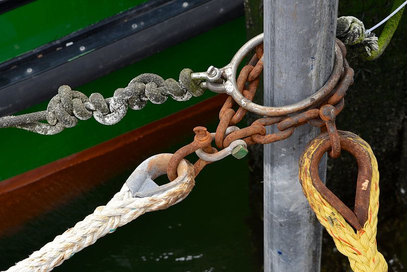 Scheepstouwen aan ankerpaal von Gerda Beekers