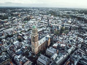 Zwolle Peperbus Kirchturm während eines kalten Wintersonnenaufgangs