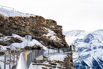 Loopbrug op een berg in Zwitserland van Made By Jane
